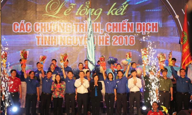 Lãnh đạo Trung ương Đoàn và Thành ủy TPHCM trao hoa chúc mừng Ban chỉ huy các chiến dịch tình nguyện đã hoàn thành nhiệm vụ.