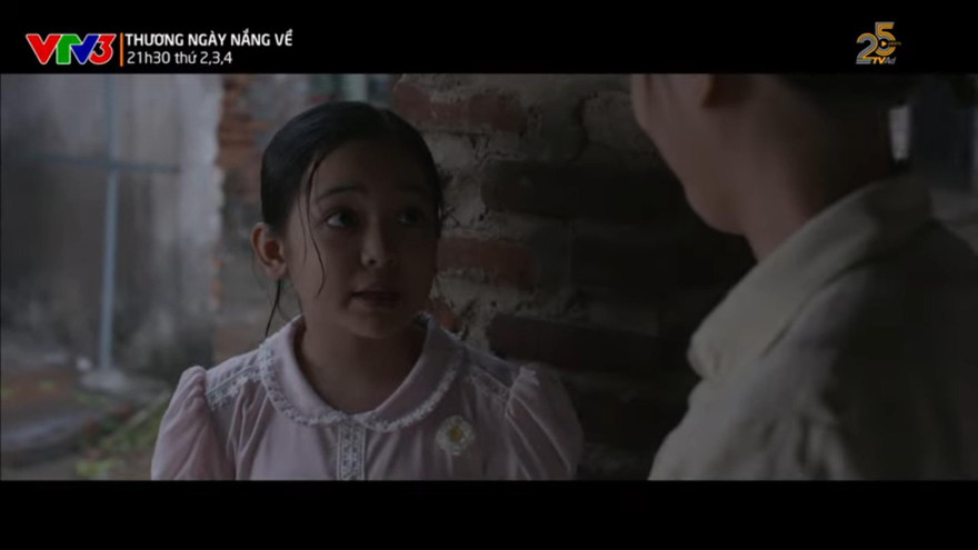 Bé Hoa lo sợ bị bỏ rơi.