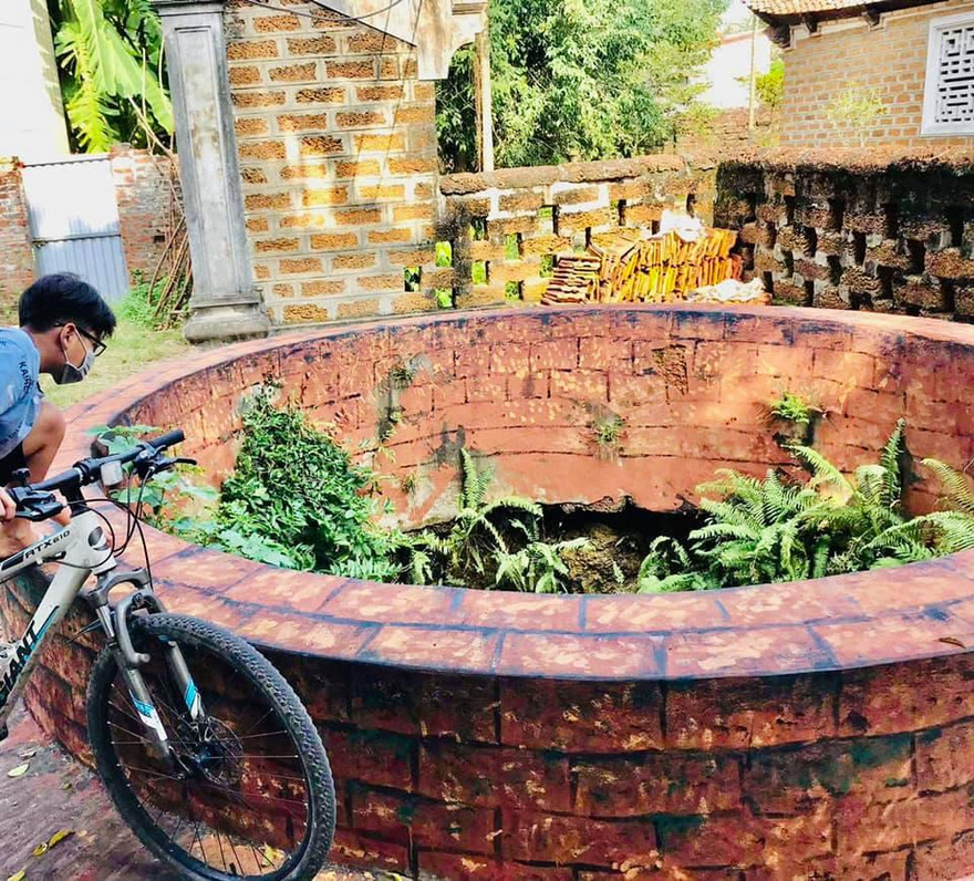 Giếng cổ bị bột màu phủ kín. Ảnh: Đỗ Doãn Hoàng