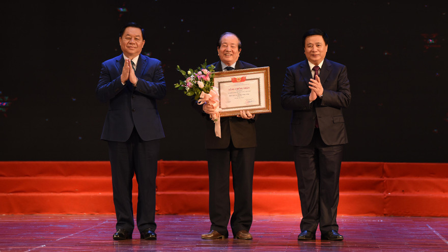 Nhà thơ Hữu Thỉnh được trao giải A cho tác phẩm lý luận, phê bình.