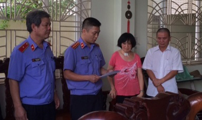 Cán bộ Viện kiểm sát nhân dân tối cao đọc lệnh bắt ông Chinh.