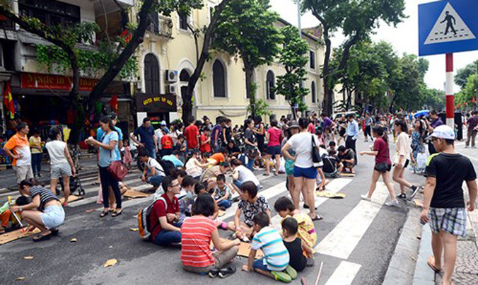 Mỗi ngày có khoảng 15.000 khách đi bộ quanh hồ Gươm