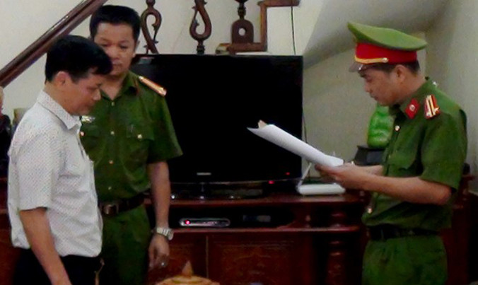 Cảnh sát đọc lệnh bắt, khám xét đối với nguyên lãnh đạo Công ty xổ số kiến thiết Hà Giang. Ảnh: CTV.