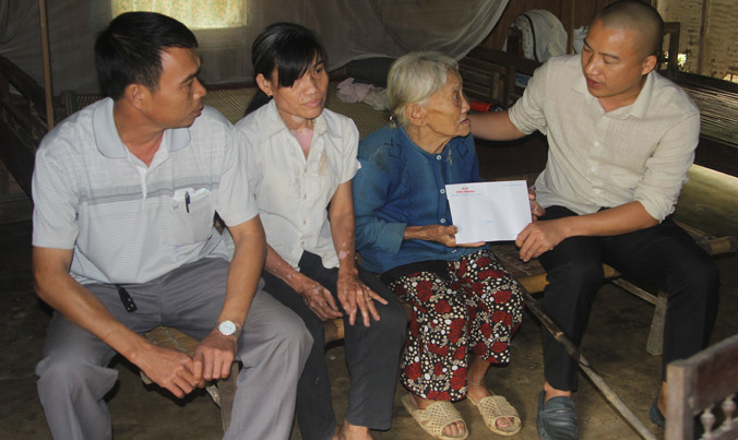 PV Tiền Phong thường trú tại Hà Tĩnh thay mặt Hội sinh viên tại thành phố Gyeongju (Hàn Quốc) trao quà cho những người dân nghèo trên địa bàn huyện Hương Khê.