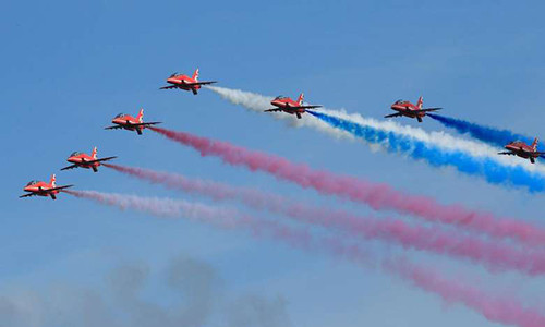 Một màn trình diễn của phi đội Red Arrows. Ảnh: AFP.