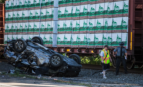 Ôtô nát bét và nằm lật ngửa sau khi bị tàu đâm trúng. Ảnh: PennLive.