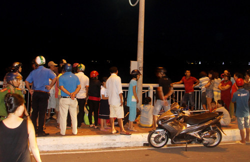 Hơn một ngày tìm kiếm, cha con Thành vẫn chưa được tìm thấy. Ảnh: Xuân Ngọc.