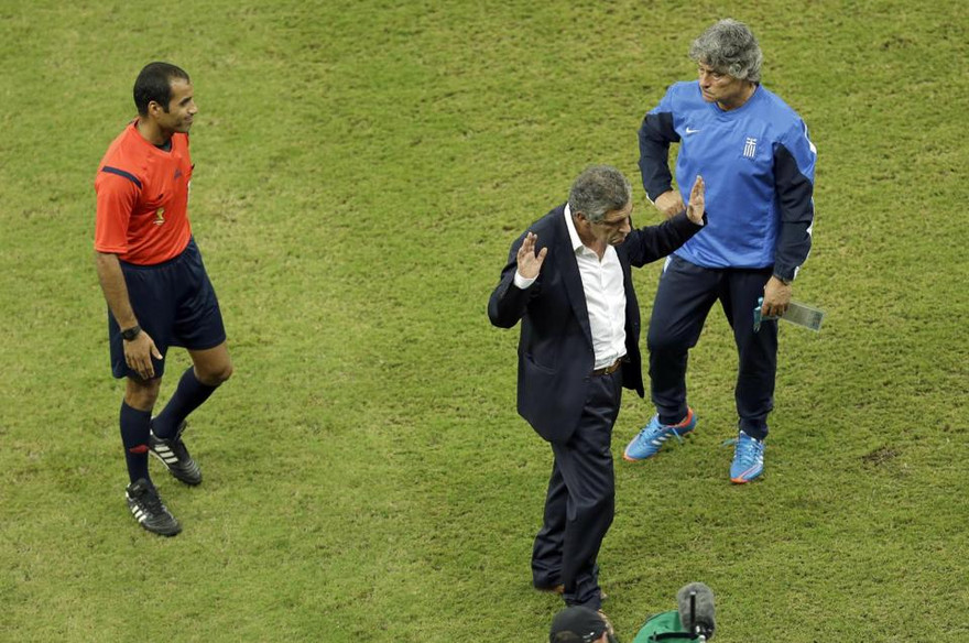 HLV Santos bị trọng tài truất quyền chỉ đạo trước khi Hy Lạp đá phạt đền