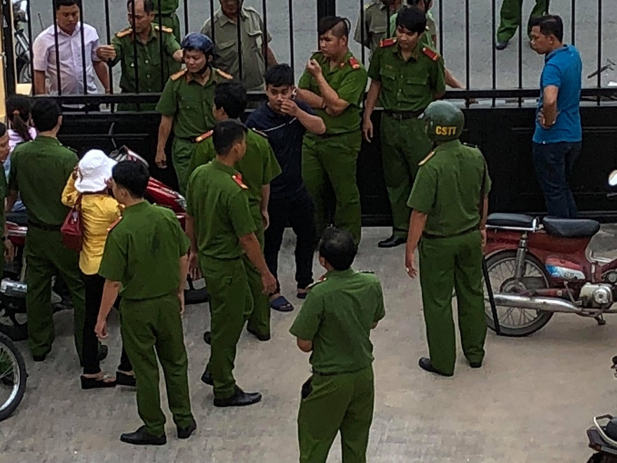 Cảnh sát đang ổn định tình hình.