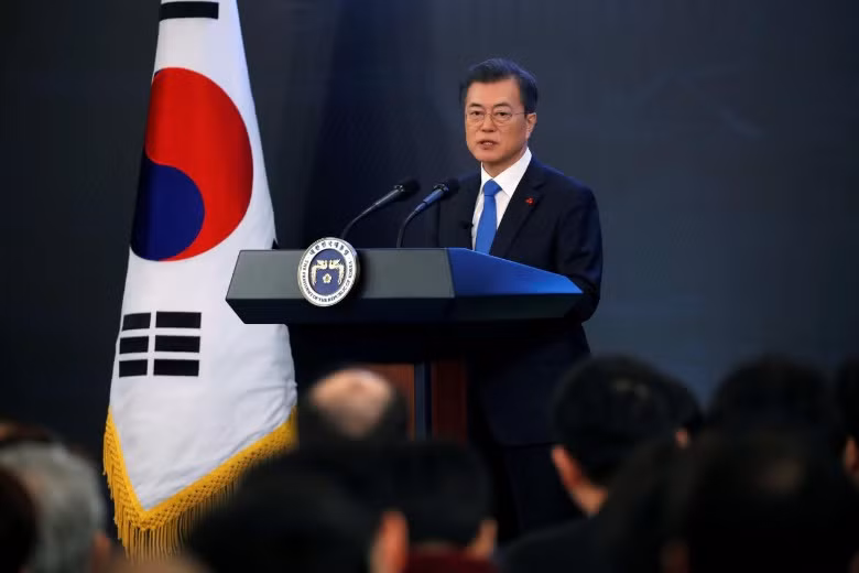 Tổng thống Hàn Quốc Moon Jae-in trong cuộc họp báo tại Nhà Xanh ngày 10/1. Ảnh: Reuters