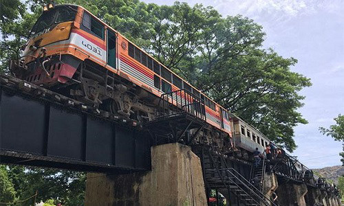 Đoàn tàu Thon Buri-Nam Tok phải dừng lại giữa cầu sông Kwai sau vụ tai nạn. Nhân chứng cho biết đoàn tàu đã rú còi ầm ĩ nhưng vị khách vẫn mải chụp ảnh nên không tránh kịp. Ảnh: Piyarach Chongcharoen.