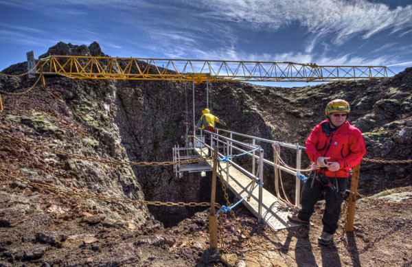 Liều mình khám phá lòng núi lửa 