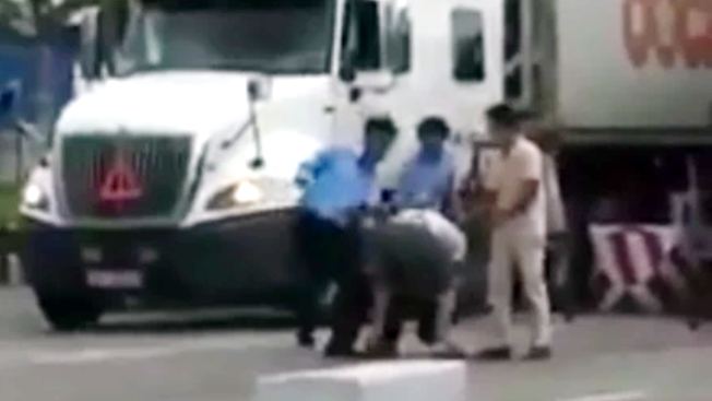 Những hình ảnh được cho là nhân viên thu phí hành hung lái xe (ảnh cắt từ video clip)