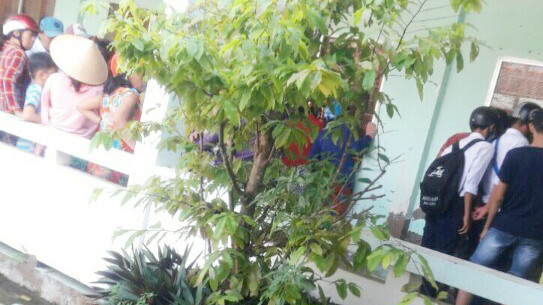 Dân vây bắt 4 phụ nữ vì nghi bắt cóc trẻ ở cổng trường