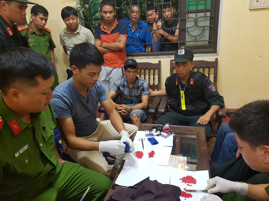 Cảnh sát chặn taxi chạy quá tốc độ, chở 594 viên ma túy