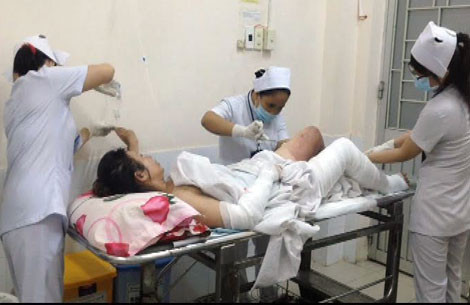 Hai người bị tạt axit bỏng nặng vì ghen tuông mù quáng