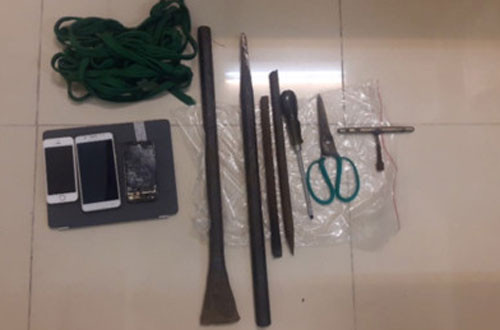 'Đạo chích' cắt mái tôn, phá két sắt trộm vàng