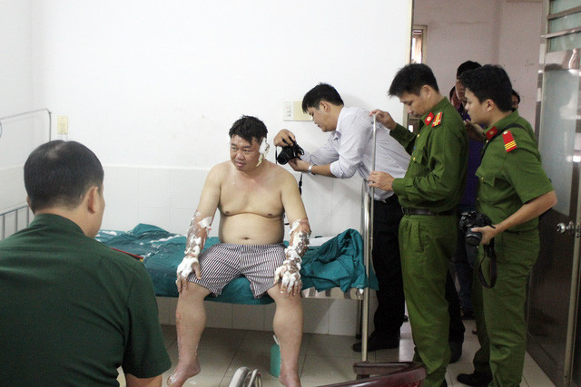 Ném “bom” xăng vào 1 người gây bỏng nặng