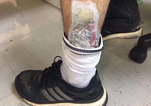 Giấu hàng chục đồng hồ Thuỵ Sĩ trong ống quần để qua sân bay