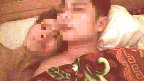 Ảnh "vui vẻ" của ông T. với nữ cán bộ văn phòng được lan truyền trên mạng