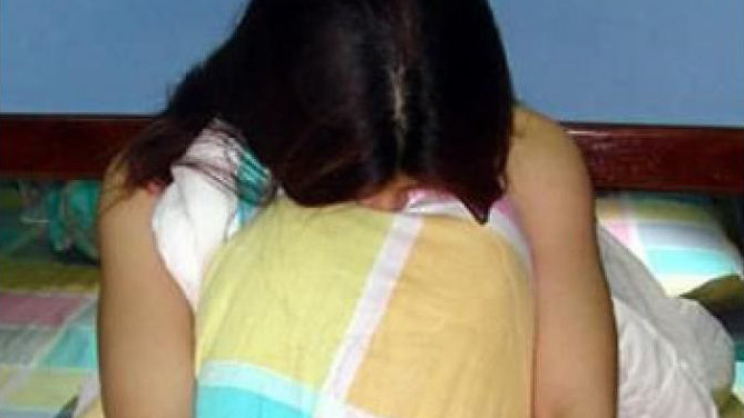 Ép nữ sinh lớp 10 lên xe, chở ra nghĩa trang hiếp dâm