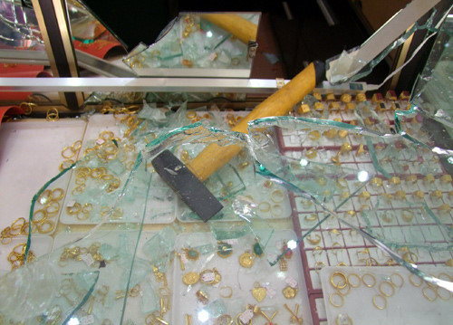 Đột nhập tiệm kim hoàn, trộm hơn chục lượng vàng