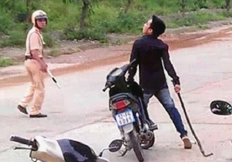Đo nồng độ cồn, cảnh sát bị 'ma men' đánh