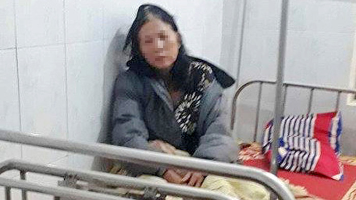 Bà Bé bị hành hung được người dân đưa đến bệnh viện điều trị. Ảnh: Zing