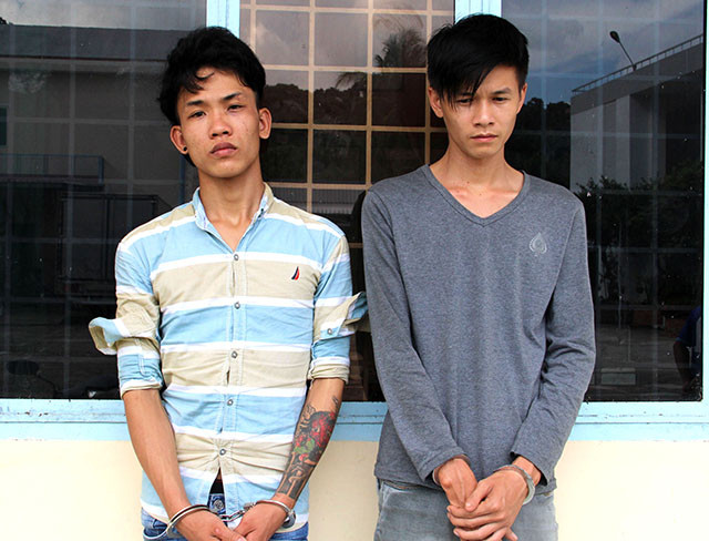 Xông vào nhà đòi nợ vợ, đâm gục chồng