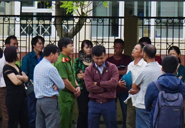 Thiếu tá Nguyễn Công Dung - Phó Giám thị Trại tạm giam Công an tỉnh Nghệ An thuyết phục người nhà để cơ quan chuyên môn khám nghiệm tử thi, làm rõ nguyên nhân cái chết của bị án Hoàng Văn Ka. Ảnh: Dân trí