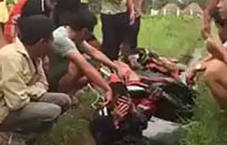 'Cẩu tặc' bị dân làng trói tay, dìm xuống mương