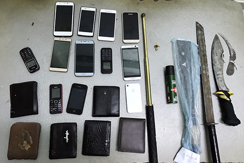 Nhóm thanh niên chặn hàng chục người đi đường để cướp