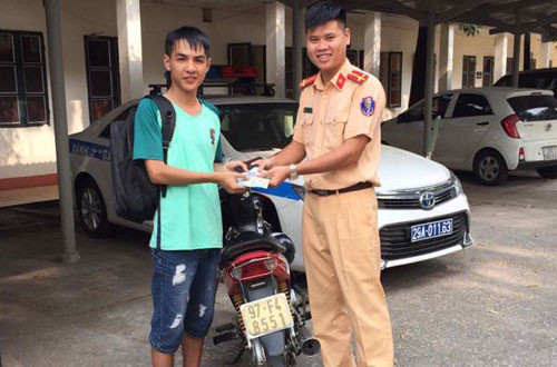 Tuấn Anh nhận được số tiền đóng viện phí cho ông bị đánh rơi