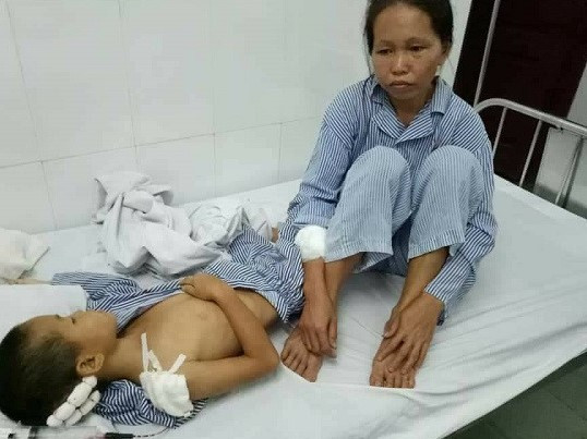 Say rượu, chồng vung dao chém vợ con không thương tiếc