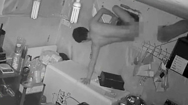 Trích xuất camera tìm kẻ chui lỗ thông gió trộm cả ký vàng