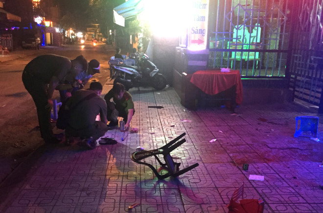 Hai người bị đâm chết trước quán karaoke