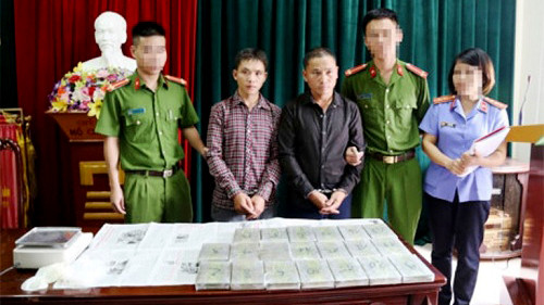 Bắt giữ 2 đối tượng vận chuyển 20 bánh heroin bằng xe khách