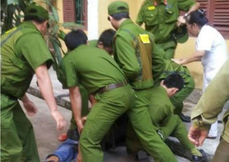 Nghi can sang đã vung dao tấn công, khiến 2 cán bộ công an bị thương. Ảnh minh họa