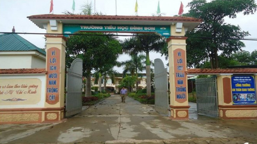 Bị phụ huynh đánh dã man tại trường, học sinh và hiệu trưởng nhập viện