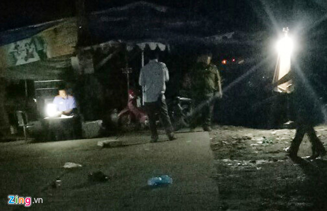 Cơ quan chức năng khám nghiệm hiện trường tối 29/10. Ảnh: Zing