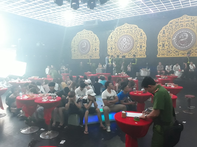 Hàng chục khách dương tính với ma túy tại bar Diamond Luxury