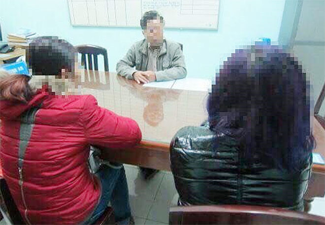 Hai tiểu thương tại cơ quan công an