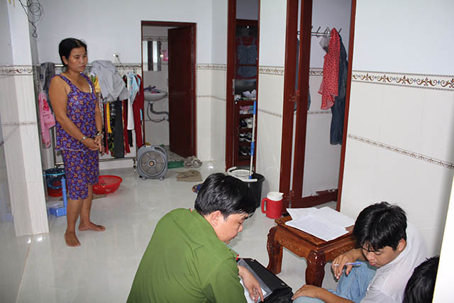 Công an lập biên bản các đối tượng thầu đề. Ảnh C.A