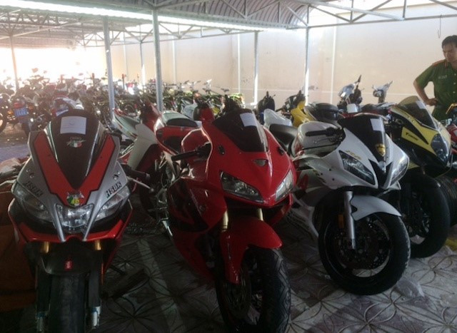 Dàn môtô khủng bị tạm giữ
