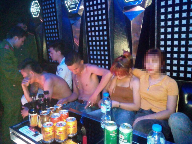 Công an huyện Duy Tiên kiểm tra phòng hát tại quán Karaoke. Ảnh: Công an Hà Nam