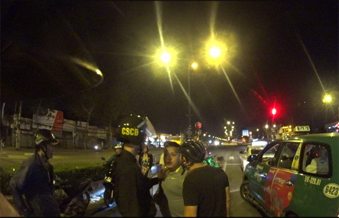 Các lực lượng phối hợp cùng quần chúng nhân dân truy bắt đối tượng (giữa)