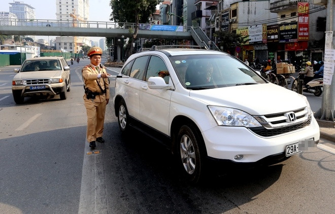 Ghi nhận từ 9h đến 10h ngày 7/1, tổ công tác thuộc đội cảnh sát giao thông số 3 (Công an TP Hà Nội) chốt trực ở ngã tư Giảng Võ - La Thành phát hiện cả chục phương tiện lấn làn xe buýt nhanh. Trong đó có nhiều tài xế ôtô cố tình lấn làn dù đường thoáng