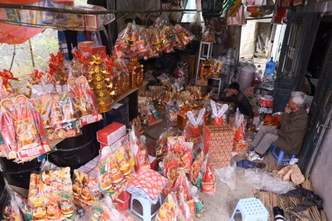 Dịp Tết năm nay, cơ sở sản xuất hàng mã của anh Trần Văn Hải (Chương Mỹ, Hà Nội) đã cho ra lò hàng nghìn sản phẩm các loại, trong đó riêng đồ cúng ông Công ông Táo khoảng gần 3.000 bộ