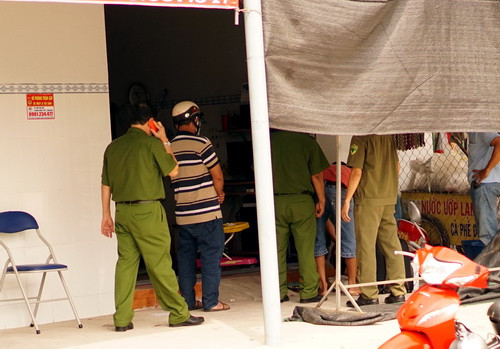 Cục Cảnh sát Hình sự đến hiện trường điều tra vụ án mạng