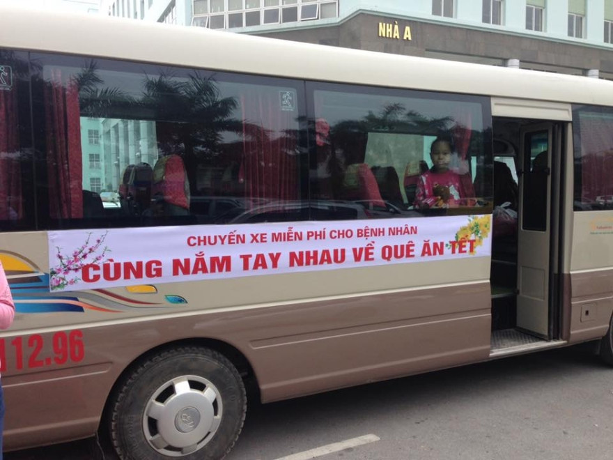 Chuyến xe miễn phí chở bệnh nhân mắc bệnh hiểm nghèo về quê ăn Tết đầu tiên đã xuất. Ảnh: Thanh Thủy